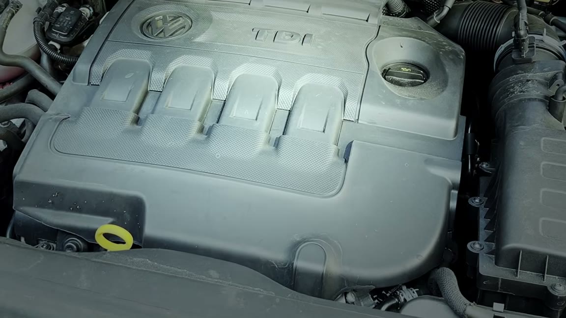Tehničar CarAudita pregledava rabljeni automobil